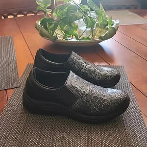 Spring step women's active skull 💀 clog new with out box and insole